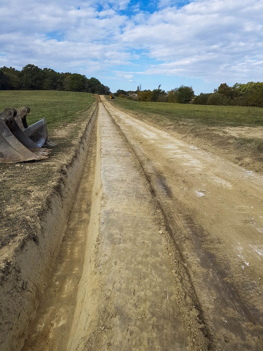 Tranchée sur bord de chemin